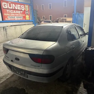 Renault Megane 1 Dolu Bagaj Kapağı